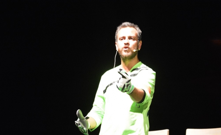  Erkan Kolçak Köstengil 12 Numaralı Adam Oyununu Ayvalık'ta Sergiledi.