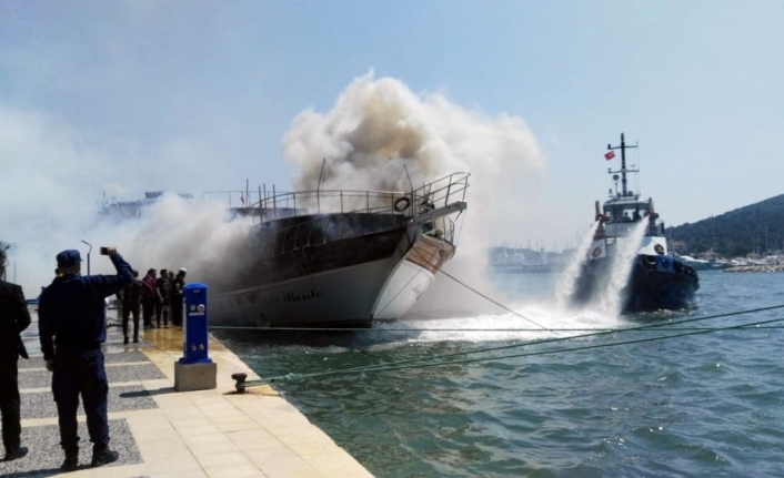 İzmir’in Çeşme ilçesinde, sahilde bağlı olan bir gezi teknesinde yangın