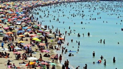  Ünlü Tatil Merkezi Çeşme'de Yoğun Yaz Sezonu Devam Ederken,