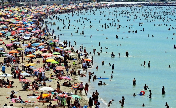  Ünlü Tatil Merkezi Çeşme'de Yoğun Yaz Sezonu Devam Ederken,