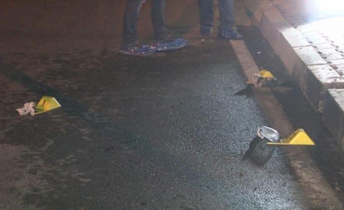 İzmir'in Karabağlar İlçesinde, Kimliği Belirlenemeyen İki Kişi Bir Eve Motolof