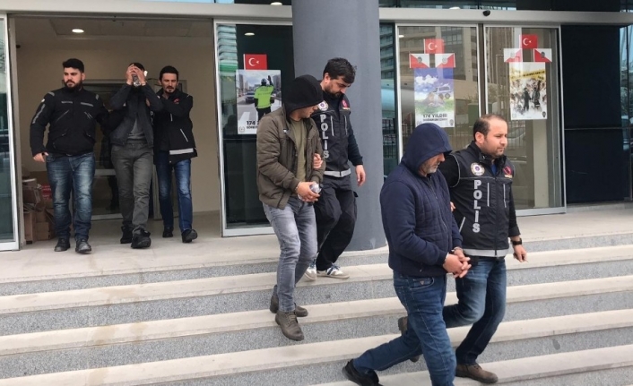 Bursa’da narkotik polisi zehir tacirlerine operasyon yaptı. Şehir girişinde yakalanan