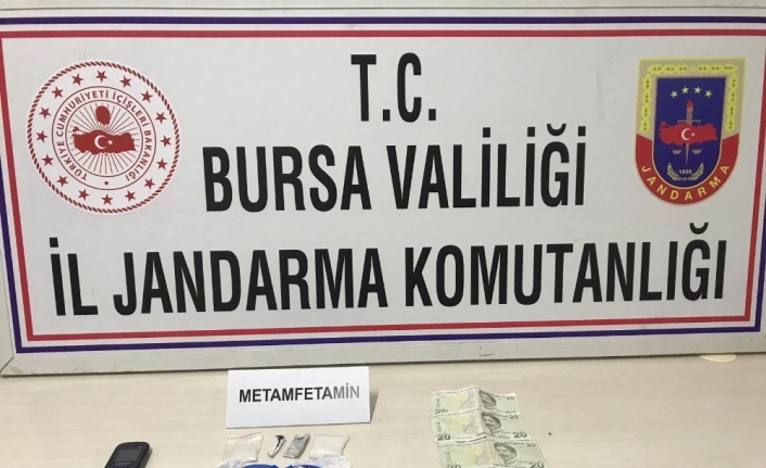 Bursa’da uyuşturucu madde ticareti yapan üç kişi araçlarıyla kaçarken jandarma