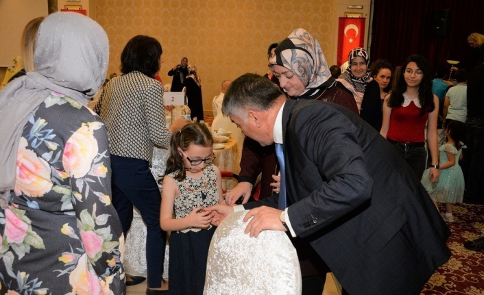 Balıkesir Vali Ersin Yazıcı ve eşi, korunmaya muhtaç çocuklar ve
