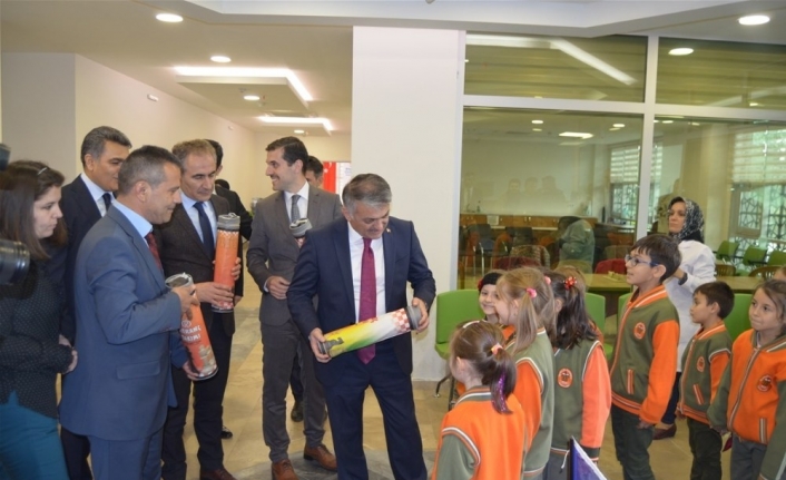 Balıkesir Valisi Ersin Yazıcı Dursunbey Gençlik Merkezini ziyaret etti. Vali
