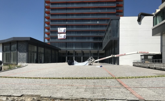 Bursa’da lüks bir otelin camlarını temizlemek için vincin sepetine binen
