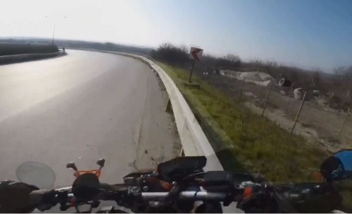 Bursa’da otobanda hızla seyreden bir motosiklet sürücüsü, virajı alamayıp bariyere