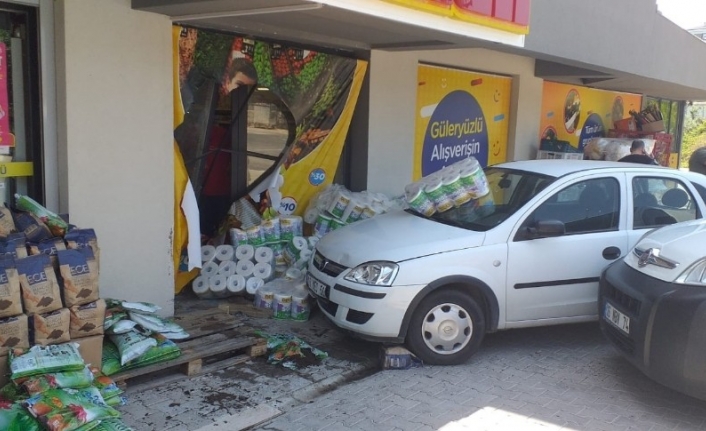 Bursa'da Alışveriş Yaptıktan Sonra Otomobile Binen Yaşlı Kadın Vitesi Karıştırınca,