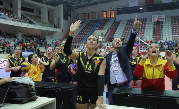  Göztepeli Voleybolcular, Tribünleri Sakin Olmaya Davet Etti.