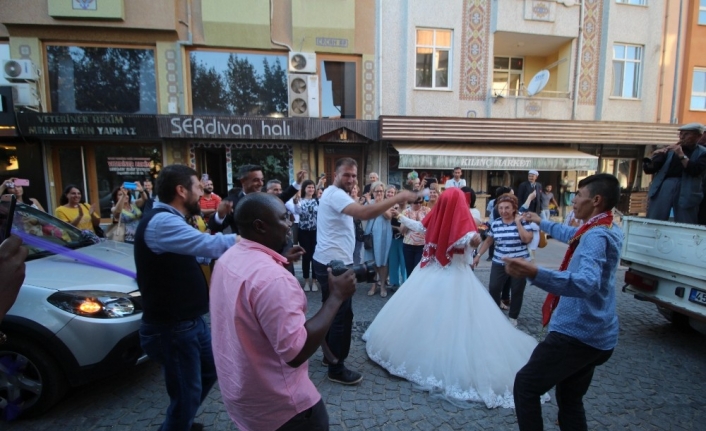  Yabancı Turistler Gelin Ve Damadı Araçtan İndirip, Çiftetelli Oynadılar