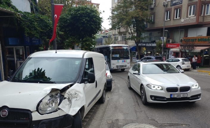 2 Damla Yağışla 5 Araç Birbirine Girdi