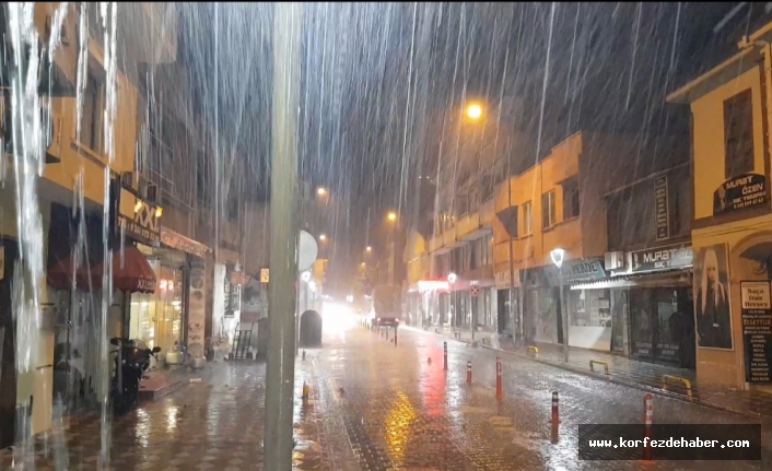 Beklenen yağmur Kuzey Ege’de kötü başladı. Fırtına durmayan şimşek cakması