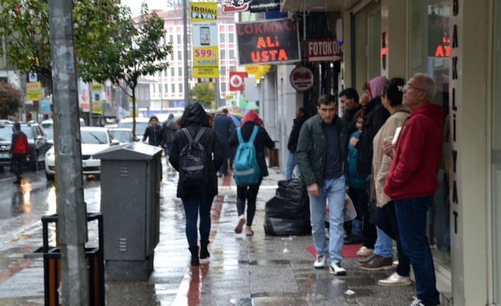 Meteoroloji Bölge Müdürlüğünün Balıkesir için yaptığı yağış uyarısı sonrası öğlen