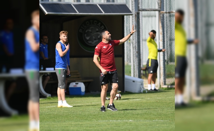  Bursaspor Teknik Direktörü Yalçın Koşukavak, Ellerinden Geldiğince Genç Oyuncular