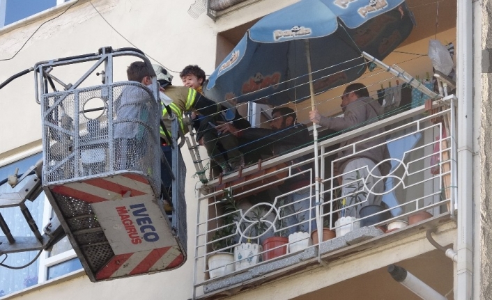  Bursa'da 6 Katlı İkametin Zemin Katında Çikan Yangında Adeta