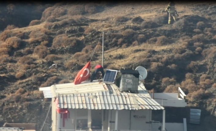  İzmir’in Menemen İlçesinde Dün Çikan Yangında Çatiya Çikarak Türk