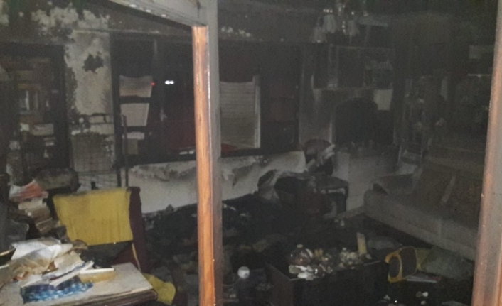  Balıkesir'in Erdek İlçesinde Meydana Gelen Yangında Bir Ev Küle