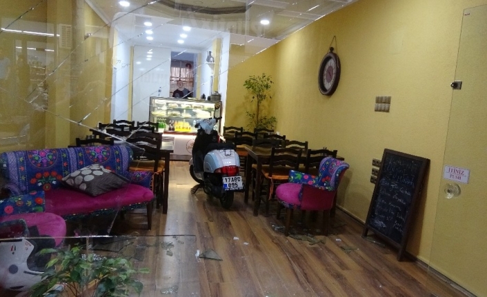 Çanakkale'nin Merkez İlçesinde Bir Kafenin Önünde Motorsikleti İle Duran