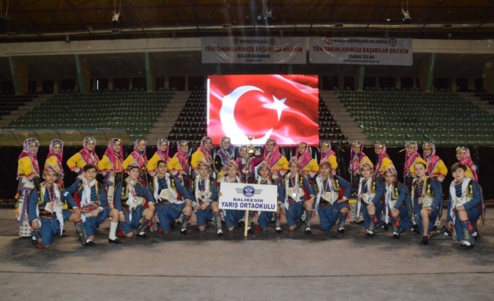 Denizli’de gerçekleştirilen Halk Oyunları Yıldızlar Türkiye Şampiyonasına katılan Yarış Ortaokulu