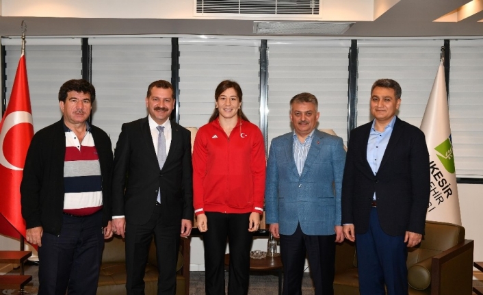 Avrupa Şampiyonasında 76 kiloda rakibi Martina Kuenz’i mağlup ederek altın