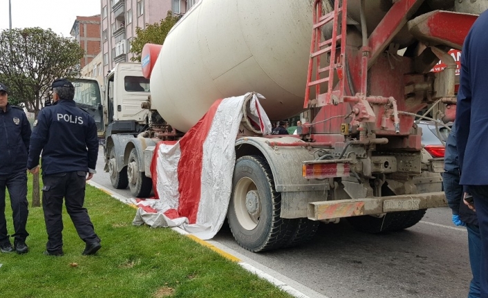 Balıkesir'de Yaya Geçidinden Yolun Karşısına Geçen Karı Koca Kamyonun Altında