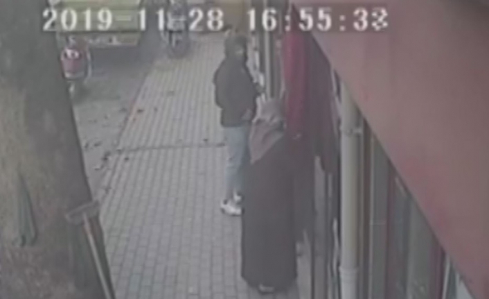  Bursa'nın  İnegöl İlçesinde Bir İş Yerinin Önünde Asılı