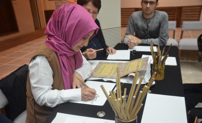 Bursa’da hüsn-i hat sanatını tanıtmak maksadıyla müzede “hat atölyesi” açıldı.Bursa