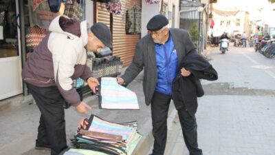 İzmir’in Ödemiş ilçesinde yaklaşık 25 yıldır pazar çantaları başta olmak