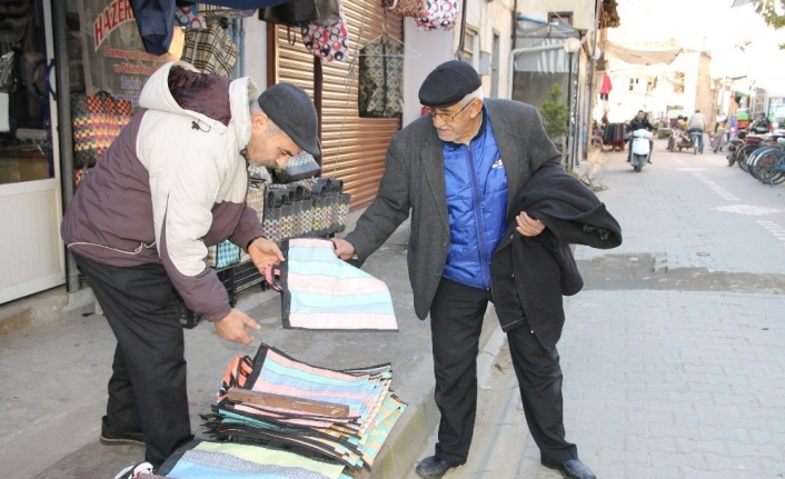 İzmir’in Ödemiş ilçesinde yaklaşık 25 yıldır pazar çantaları başta olmak