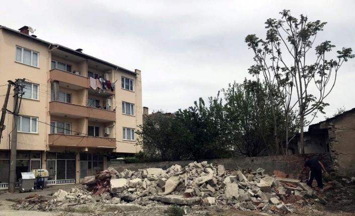 Bursa’nın Yenişehir ilçesindeki can güvenliğini tehdit eden metruk binaların yıkımına