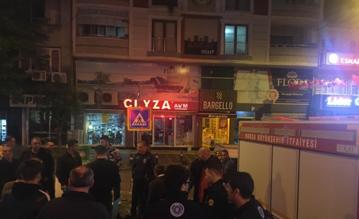 Bursa’nın Orhangazi ilçesinde yeraltı çöp konteynırına düşen kediyi kurtarmak için