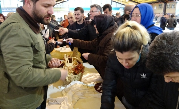Bursa’da Nilüfer Belediyesinin dağıttığı ücretsiz yerli tohumlardan almak için birbirleriyle