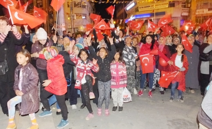 Cumhur İttifakı Büyükşehir Adayı Yücel Yılmaz, miting için geldiği Cumhuriyet