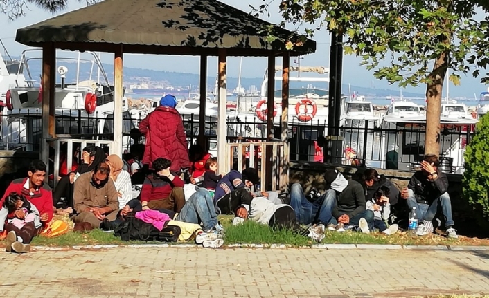  İzmir'in Aliağa İlçesi Açıklarında, Yunanistan'a Geçmek İçin Şişme Botla