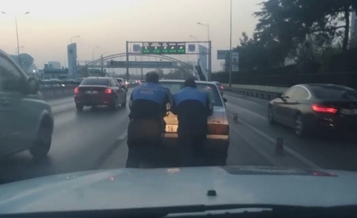  Bursa'da Trafiğin Ortasında Yolda Kalan Otomobili Yoldan Geçen Zabıta
