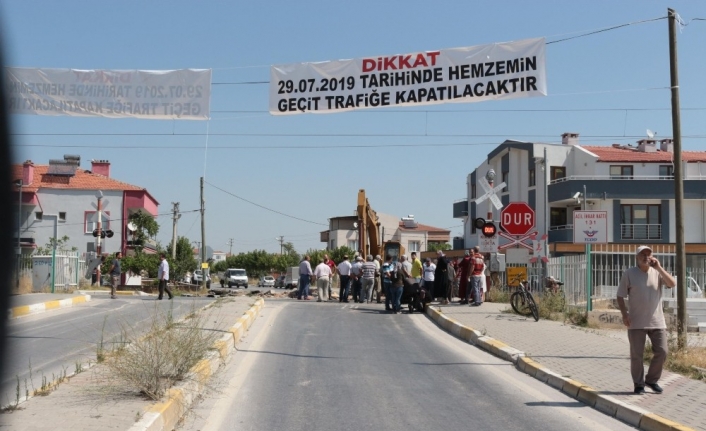  Hemzemin Geçidi Kapatmak Üzere Gelen İş Makinalarının Önüne Geçen