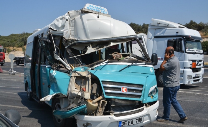 İzmir’in Aliağa İlçesinde Bir Yolcu Minibüsünün Hafriyat Kamyonuna Çarpmasi Sonucu