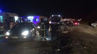  Bursa-orhaneli Yolunda Yolcu Minibüsü İle Otomobil Kafa Kafaya Çarpişti.