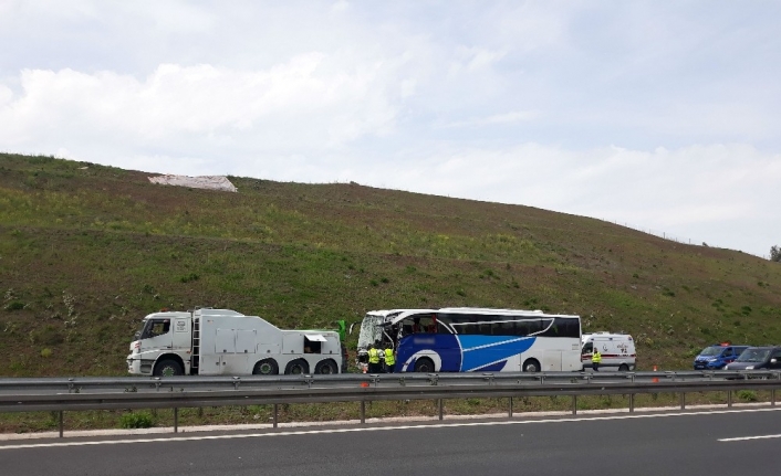 İstanbul-Çanakkale seferini yapan yolcu otobüsü Bursa otobanında demir yüklü tıra