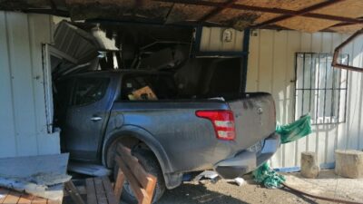 Çanakkale-izmir Karayolu’nun Yeşilyurt Köyü Mevkiisi Yakınlarında Hafif Ticari Bir Araç