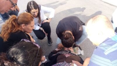  Araba Çarpan Kadına Sağlık Görevlileri Olay Yerinde Müdahale Etti.