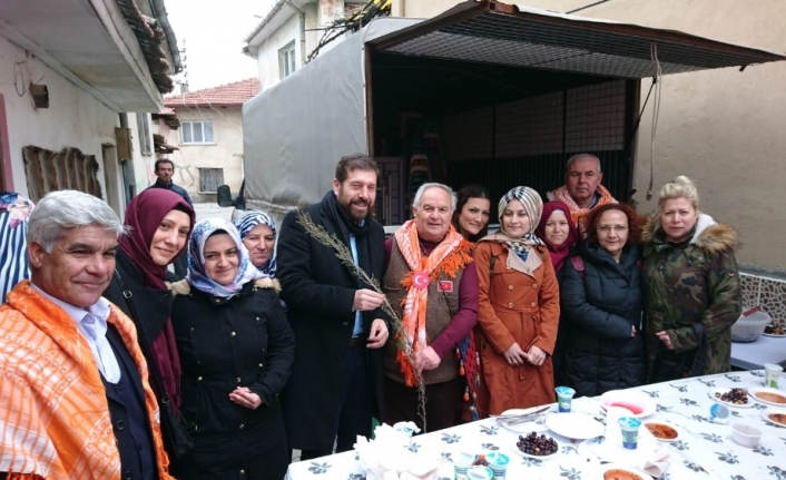 Balıkesir’in Sındırgı ilçesinde Yörükler Derneği 14 Şubat Sevgililer gününde fidan