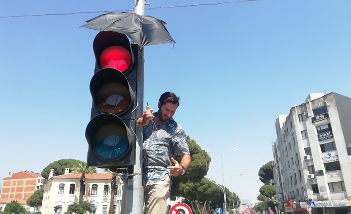 Hayvansever İzmir Ödemiş halkı, kavurucu sıcaklara karşı trafik ışıklarına yuva