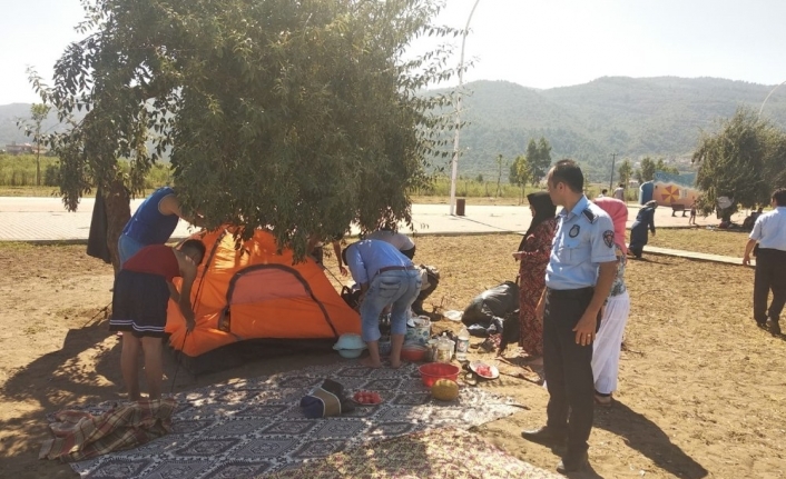  Gemlik İlçesinde Zabıta Ekipleri Kaçak Kurulan Çadirlarla Mücadeleye Devam